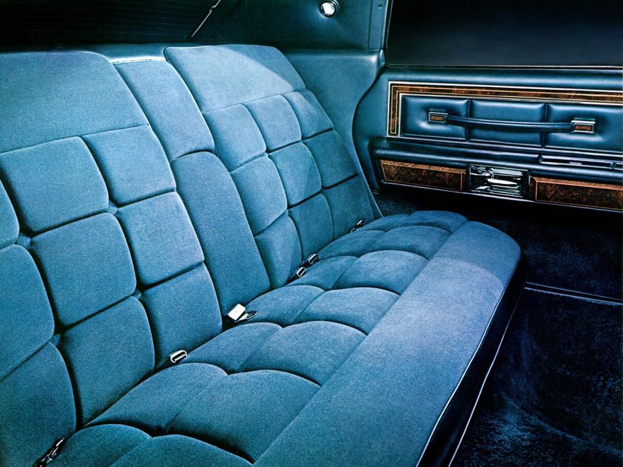  Lincoln Continental Town Car 1976 года  (фото 10 из 21)